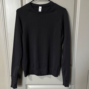 Lululemon Athletica Rest Less Pullover in black. Size 10